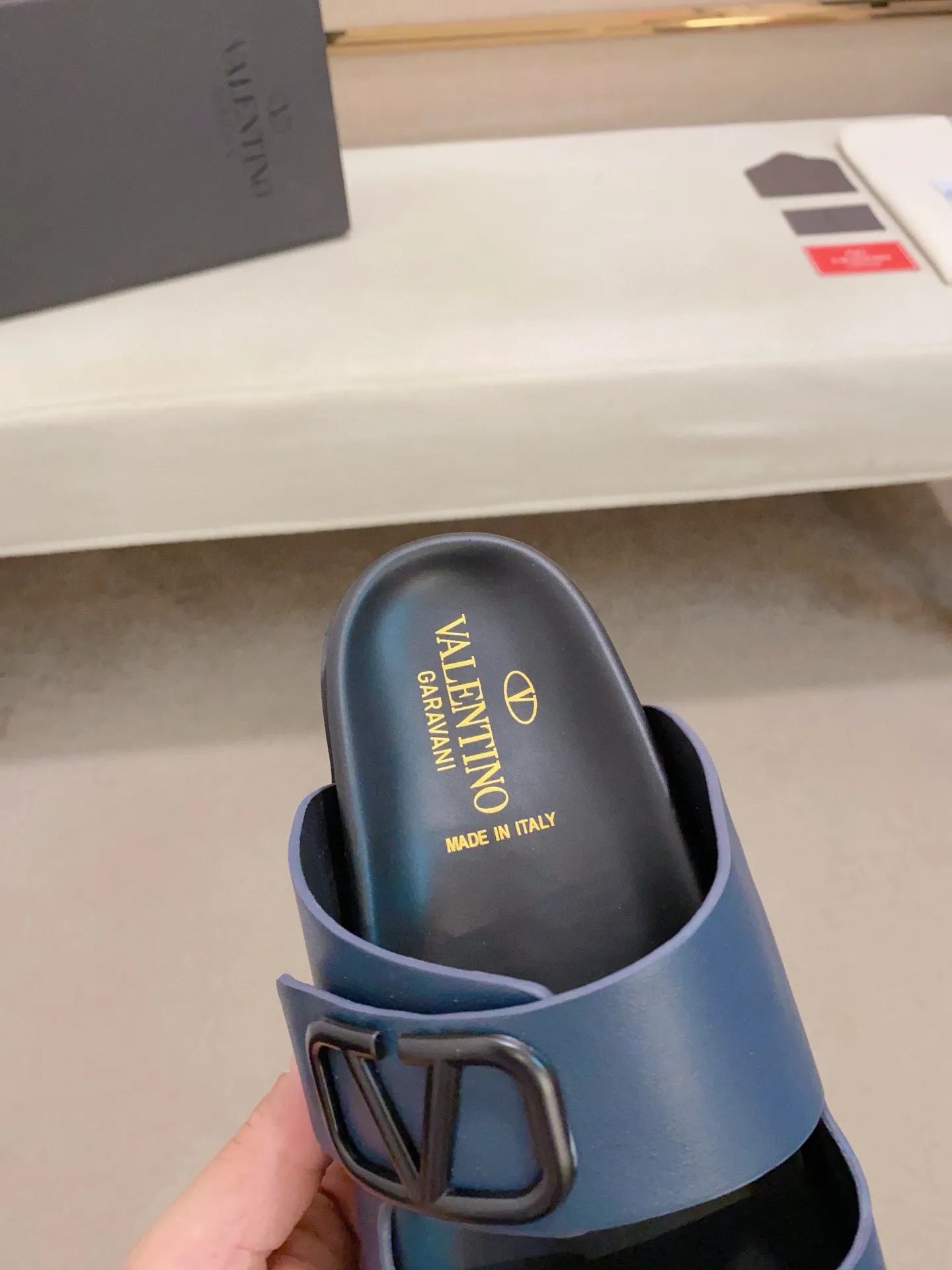 Men's shoes💰: 440💰[Valentino] New men's boutique slippers, counter quality, classic plaid, the actual workmanship is quite complex🔰The uppers are made of imported fabrics➕🐑Sheepskin lining, which tests the craftsman's craftsmanship➕original PU outsole. Size: 38-44 (45 can be customized, non-refundable)